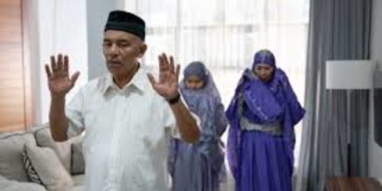 Cara Sholat Tarawih di Rumah 11 Rakaat, Lengkap dengan Bacaan Niat dan Artinya