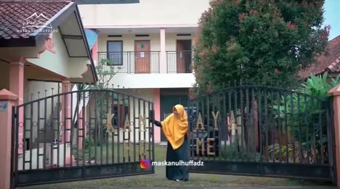 ada wahana permainan intip potret pondok pesantren milik oki setiana dewi di bogor