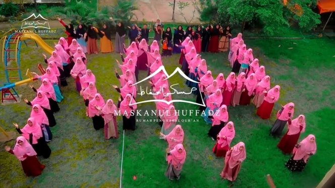 ada wahana permainan intip potret pondok pesantren milik oki setiana dewi di bogor