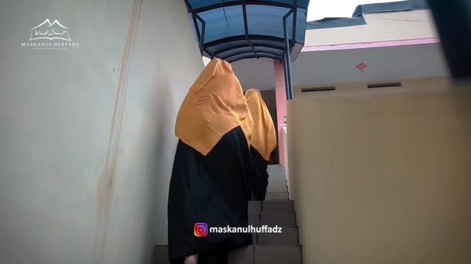 ada wahana permainan intip potret pondok pesantren milik oki setiana dewi di bogor