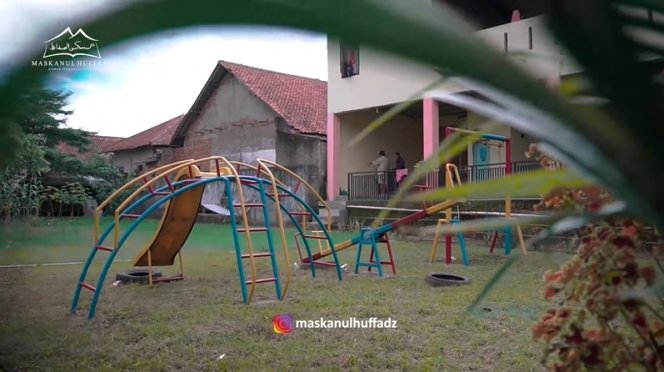 ada wahana permainan intip potret pondok pesantren milik oki setiana dewi di bogor
