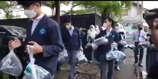 Manfaatkan Dapur Sekolah, Siswa di Bandung Gotong Royong Sedekah Makanan saat Ramadan