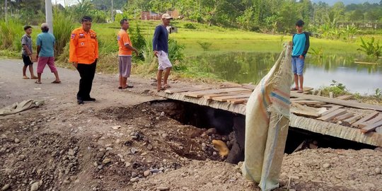 Jalan di Perbatasan Amblas, Jalur Lahat-Empat Lawang Sempat Putus Total