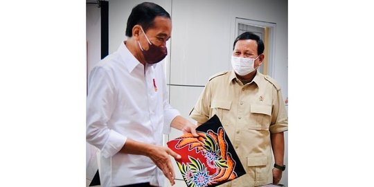 Kompaknya Jokowi dan Menhan Prabowo, Barengan Beli Blangkon Khas Raja-raja Madura