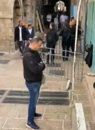 pria palestina sholat di jalan