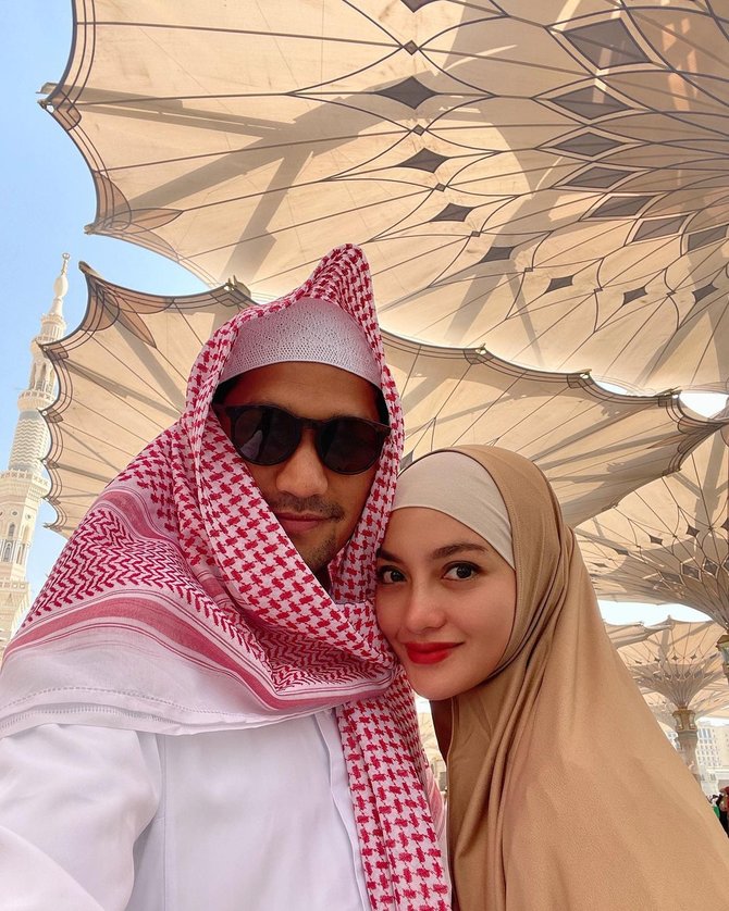 potret ririn ekawati dan ibnu jamil jalani umrah