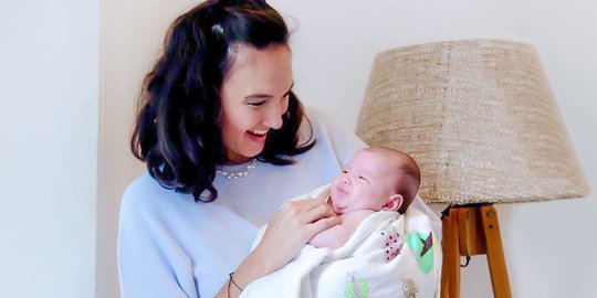 Cute! Ini Potret Terbaru Baby Djiwa Anak Nadine dan Dimas Anggara yang Genap 2 Bulan