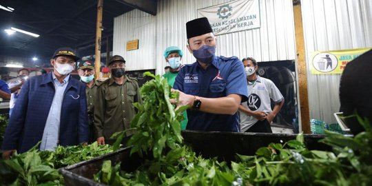 Ibas Bantu Petani Teh: Saya Paham Kita Mendapatkan Banyak Cobaan, Harga Sembako Naik