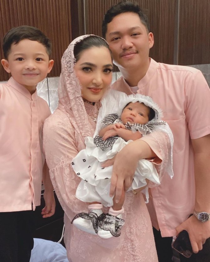 potret krisdayanti dan ashanty di momen aqiqah ameena hanna nur atta