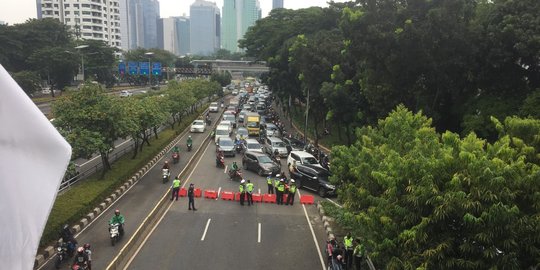 Ratusan Pendemo Padati Depan Gedung DPR, Jalan Gatot Subroto Ditutup