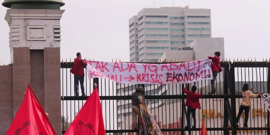 Geruduk DPR, Mahasiswa-Buruh Gelar Aksi Tolak UU Cipta Kerja Hingga Penundaan Pemilu