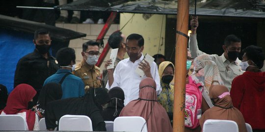 Jokowi Bagikan BLT di Pasar Cisarua dan Ciawi
