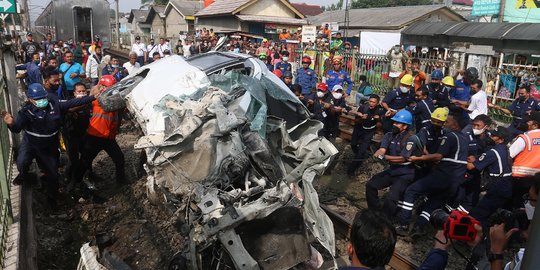 KAI Kumpulkan Data untuk Tuntut Pengemudi Minibus yang Tabrak Gerbong KRL