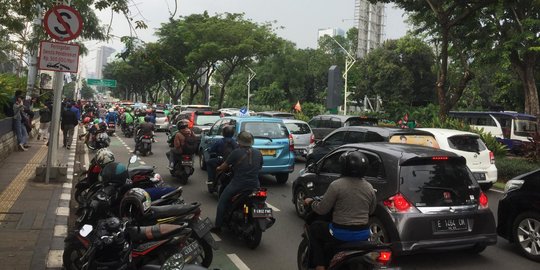 Massa Aksi Depan Gedung DPR Bubar, Lalin Jalur Gatot Subroto Lancar