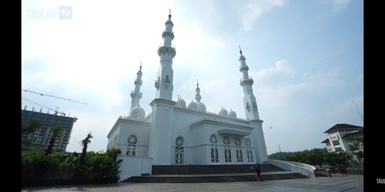 9 Potret Masjid Erick Thohir, Mewah Banget dan Setiap Weekend Ada Video Mapping