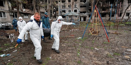 Proses Evakuasi Mayat Korban Serangan Rusia di Mariupol