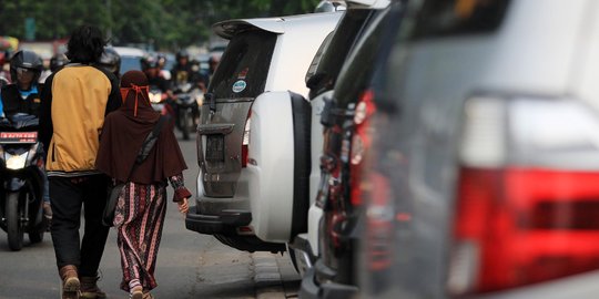 Disabilitas Keluhkan Trotoar di Tebet Beralih Fungsi Jadi Tempat Parkir