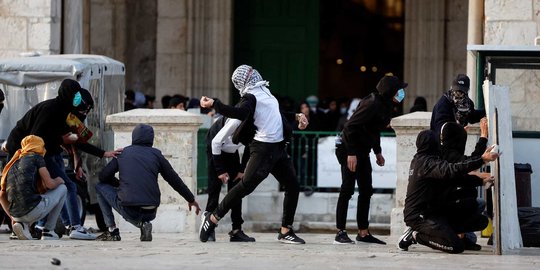 Aksi Pemuda Palestina Lawan Serangan Polisi Israel di Masjid Al-Aqsa