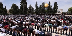 Tetap Padati Masjid Al Aqsa, Muslim Palestina Tak Gentar Meski Diserang Israel