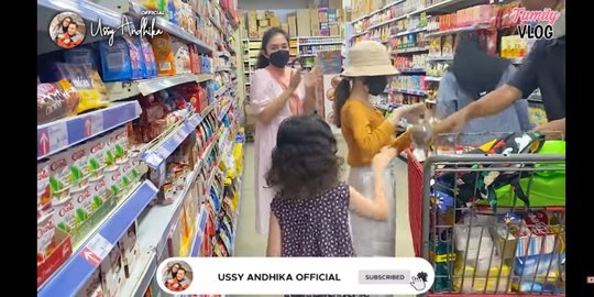 Ussy Sulistiawaty Ajak Dua Putri Cantiknya Ngabuburit, Pilih Pergi ke Supermarket