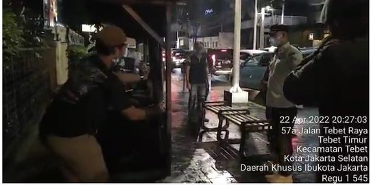 Satpol PP Tertibkan PKL Mangkal & Parkir Liar di Trotoar Tebet Raya