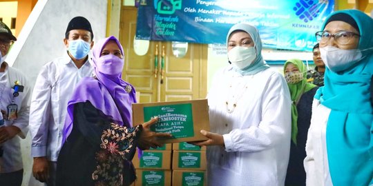 Berbagi Kebahagiaan di Bulan Ramadan, Menaker Bagikan Paket Sembako di 3 Daerah