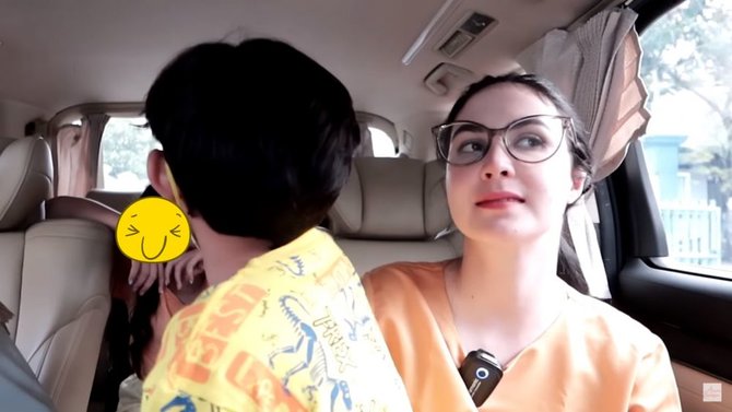 arumi bachsin berburu takjil di jajanan kaki lima ini potrenya yang tampil sederhana