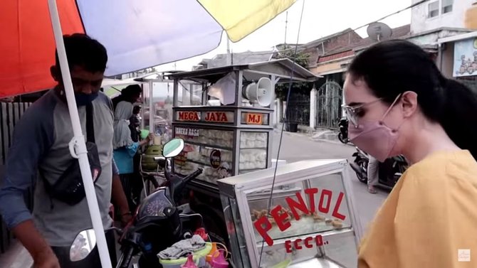 arumi bachsin berburu takjil di jajanan kaki lima ini potrenya yang tampil sederhana