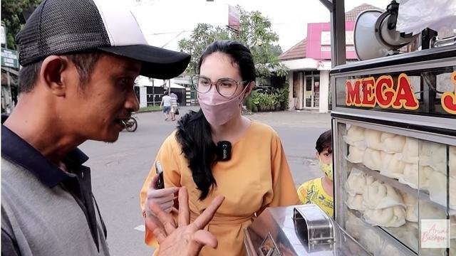 arumi bachsin berburu takjil di jajanan kaki lima ini potrenya yang tampil sederhana
