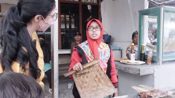 arumi bachsin berburu takjil di jajanan kaki lima ini potrenya yang tampil sederhana