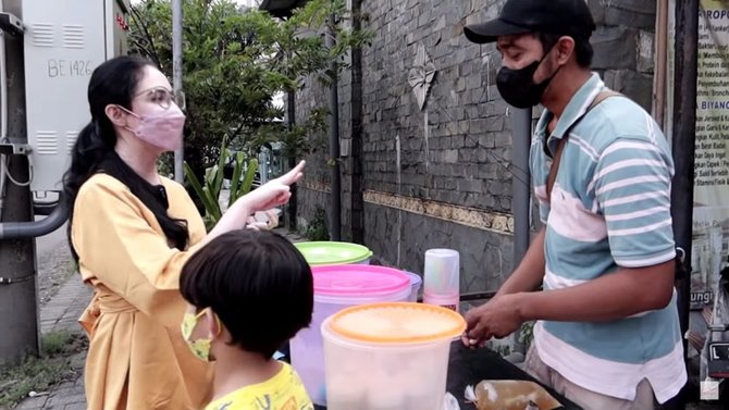 arumi bachsin berburu takjil di jajanan kaki lima ini potrenya yang tampil sederhana