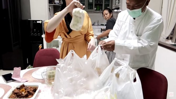 arumi bachsin berburu takjil di jajanan kaki lima ini potrenya yang tampil sederhana