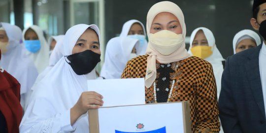 Menaker Salurkan Paket Sembako Ramadan di Surabaya
