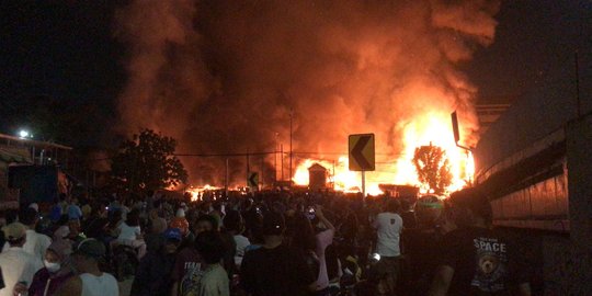 Kebakaran Pasar Gembrong, Petugas Damkar Masih Berjibaku Padamkan Api