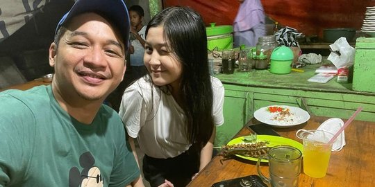 Potret Pasha Ungu Buka Puasa di Warung Kaki Lima, Menunya Pecel Lele