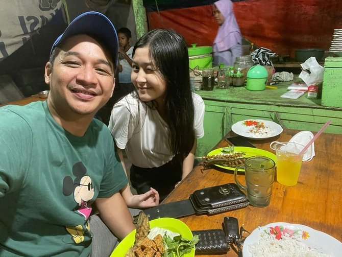 potret pasha ungu buka puasa di warung kaki lima
