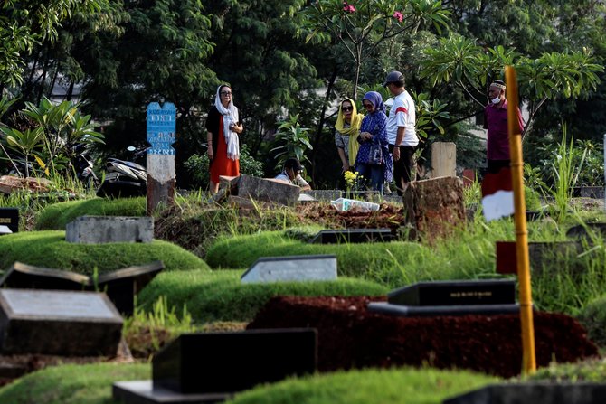 ziarah kubur jelang ramadan di tanah kusir