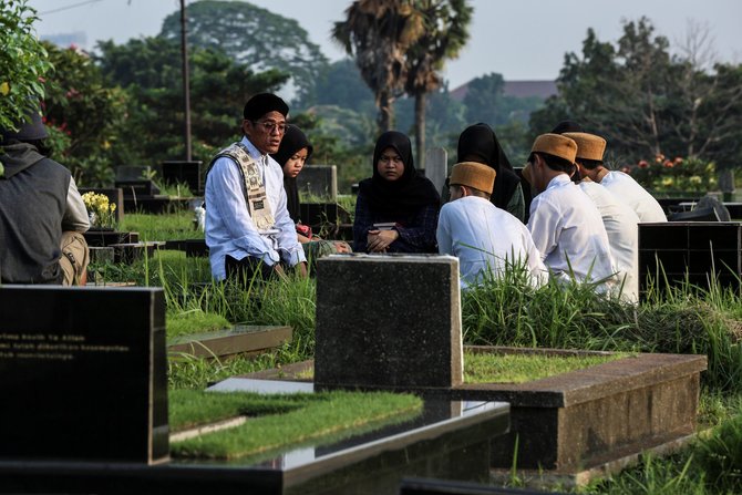 ziarah kubur jelang ramadan di tanah kusir