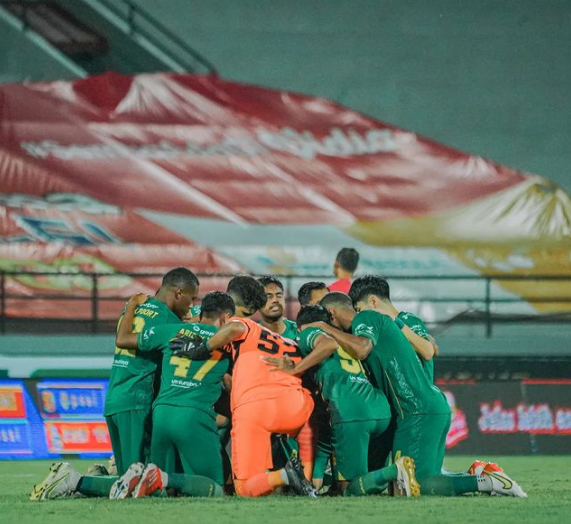 para pemain persebaya surabaya berdoa bersama jelang pertandingan