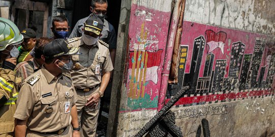 Gaya Anies Baswedan Tinjau Sisa Kebakaran di Pasar Gembrong