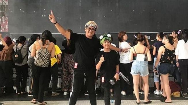 adu gaya seleb saat nonton konser k pop ayu ting ting jadi sorotan