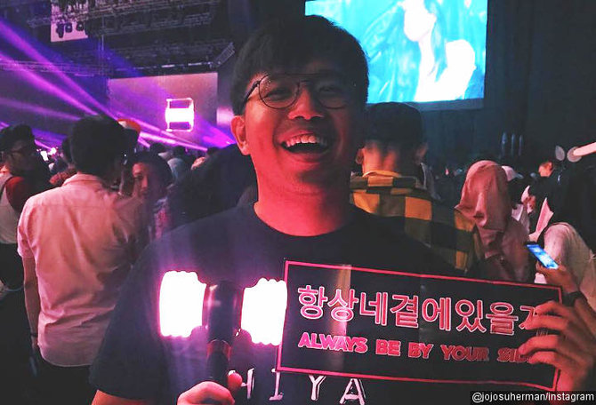 adu gaya seleb saat nonton konser k pop ayu ting ting jadi sorotan