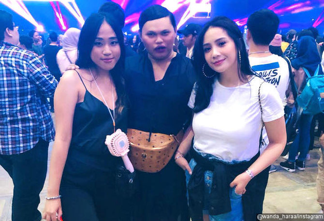 adu gaya seleb saat nonton konser k pop ayu ting ting jadi sorotan