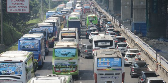 Uji Coba One Way di Tol Cikampek, Pergerakan Kendaraan Pemudik Belum Melonjak