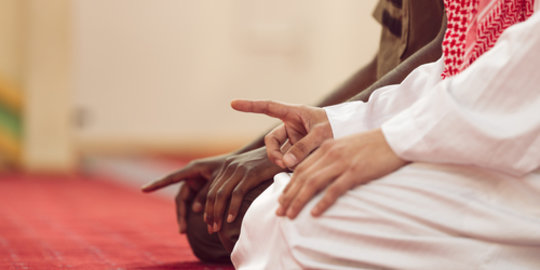 Bacaan Niat Sholat 5 Waktu Beserta Artinya, Hafalkan Segera