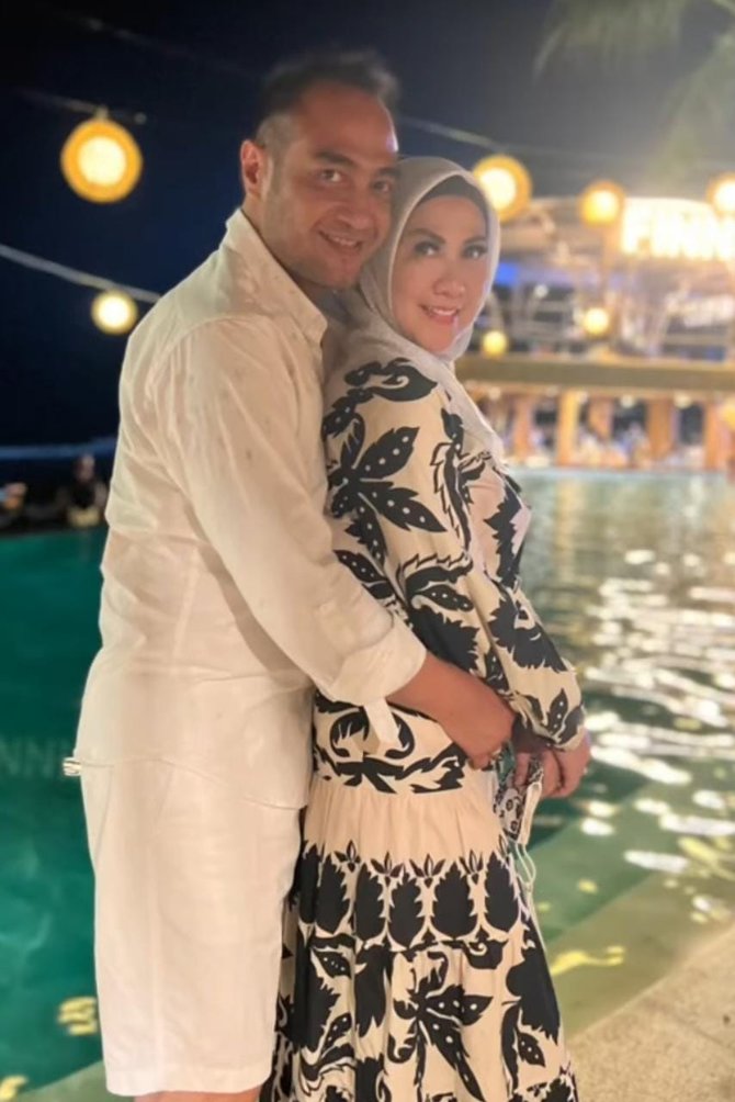 5 potret honeymoon venna melinda dan ferry irawan mesra banget di kolam renang