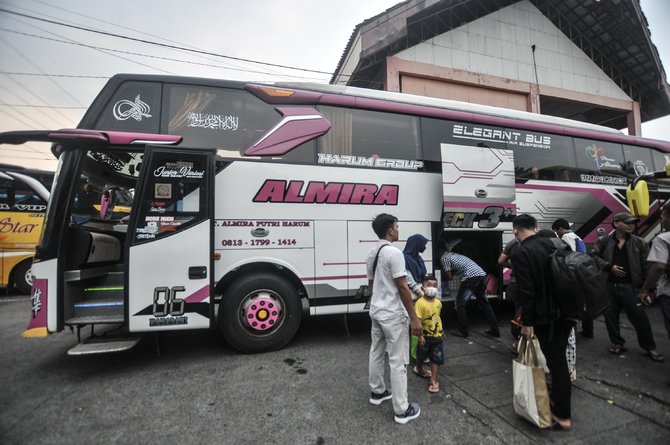 ribuan pemudik mulai padati terminal kampung rambutan