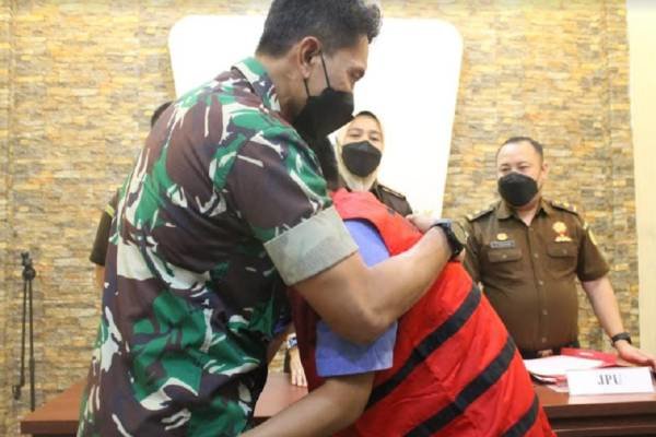 dandim lebak letkol tni nur wahyudi peluk buruh pencuri hp