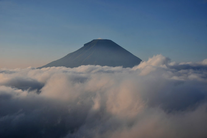 keindahan sunrise dari bukit sikunir