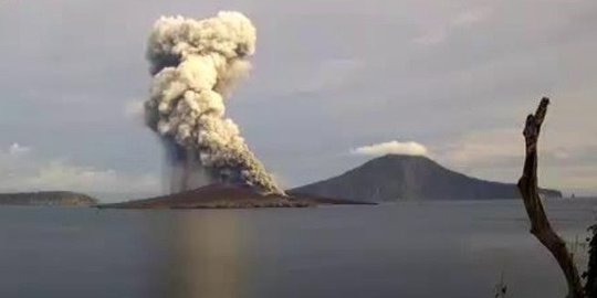 Bupati Pandeglang Imbau Nelayan Tak Mendekati Gunung Anak Krakatau